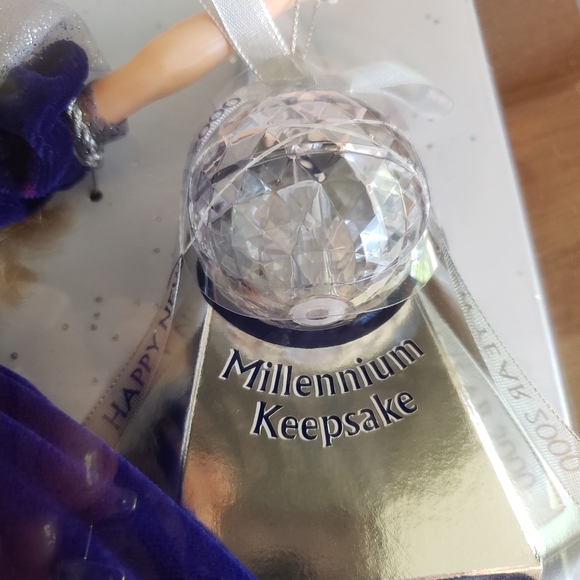 2000 Millennium Barbie - Picture 5 of 16